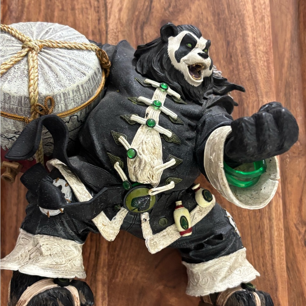 DC Unlimeted  Deluxe WORLD OF WARCRAFT Pandaren Brewmaster Chen Stormtout Figure